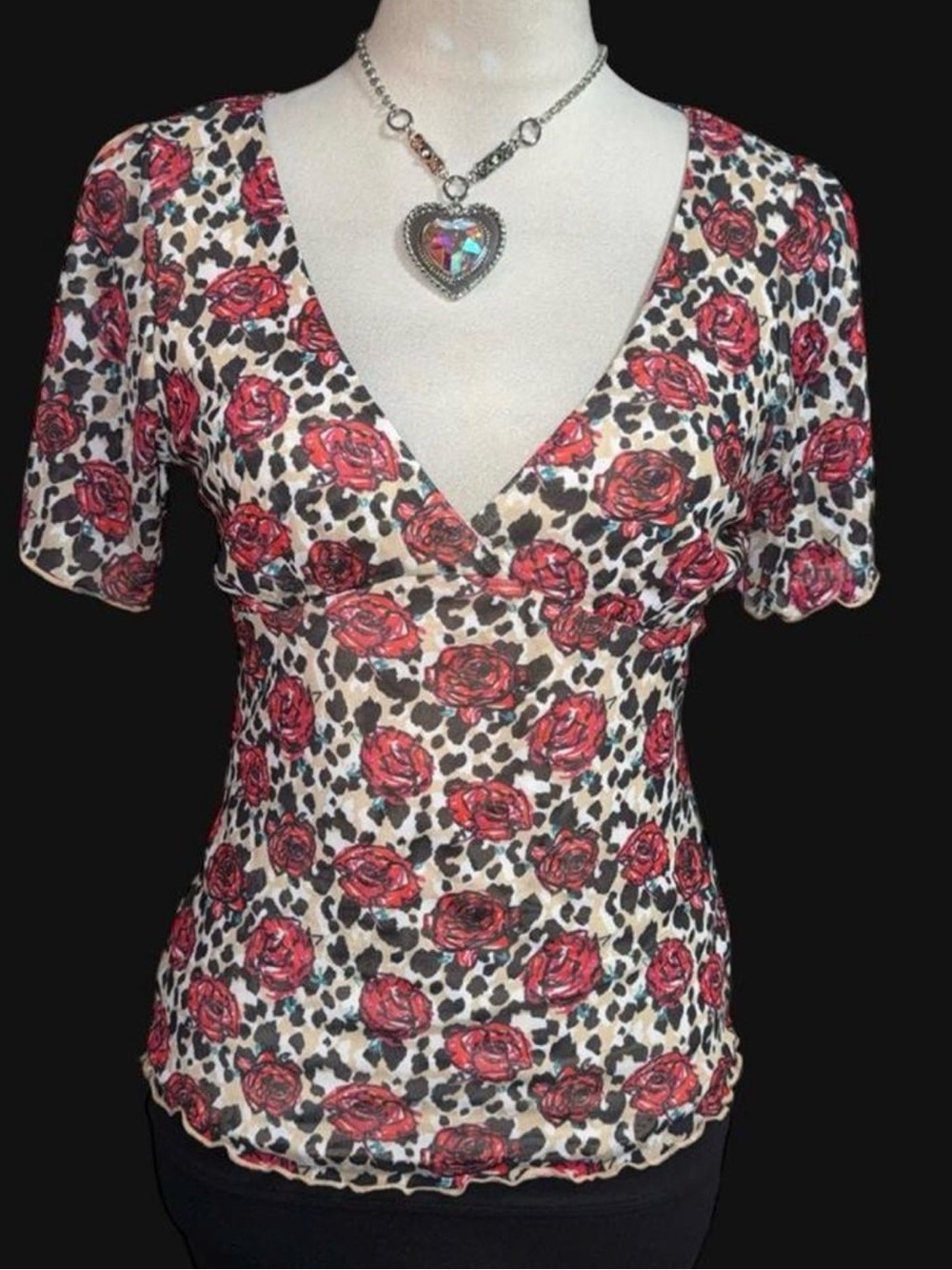 Floral Rose leopard V-Neck Short Sleeve Tee in Cream and Red -